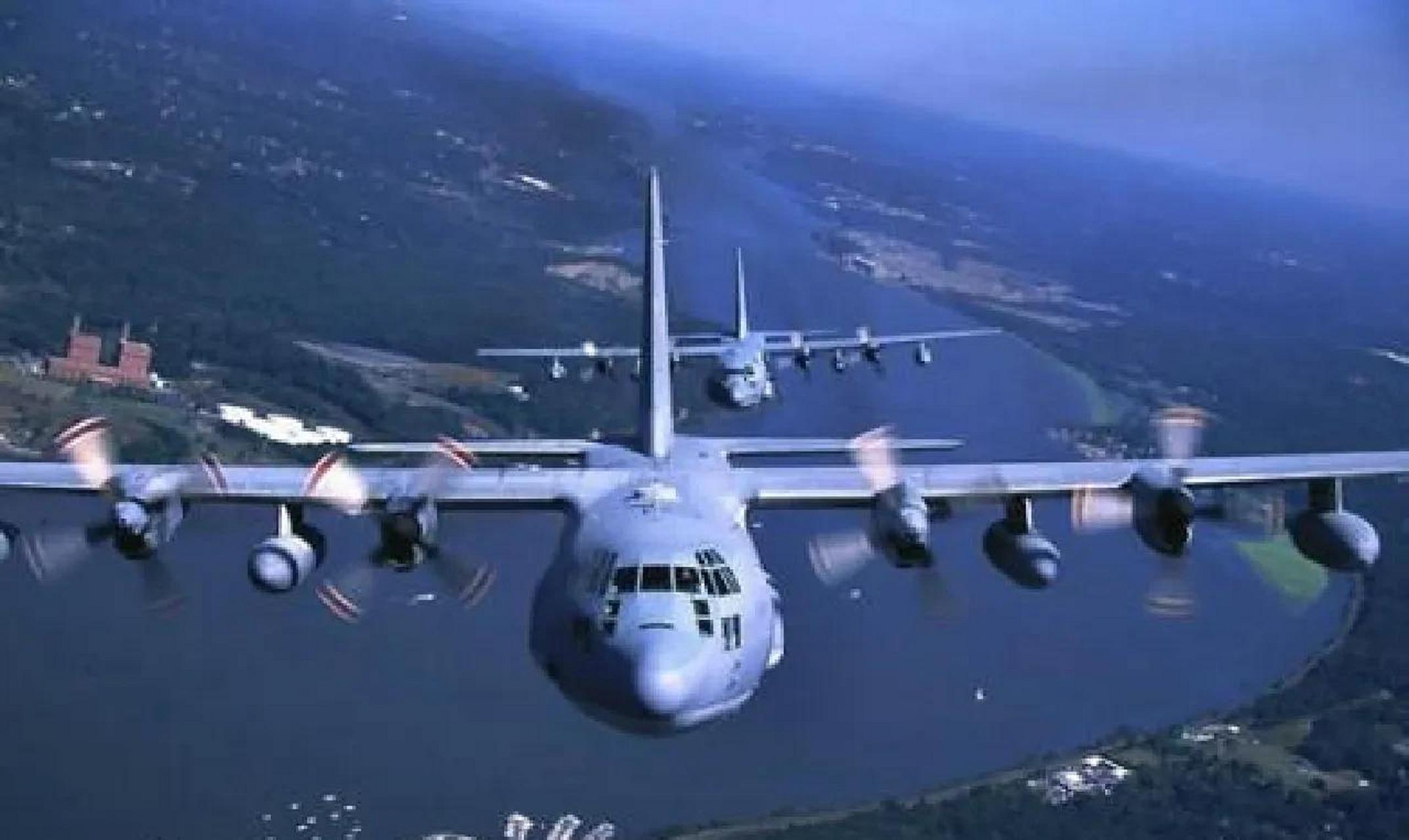 美国c130大力神运输机是由美国洛克希德公司在1951年开始研发的四发涡