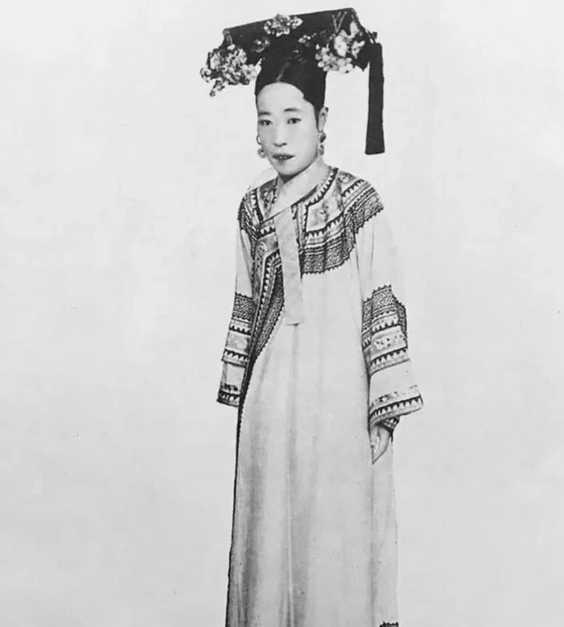 1888年,21岁的叶赫那拉·静芬与其他5个秀女,一起跪在太和殿上,等待