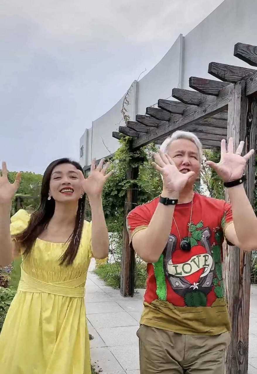 张庭穿着小黄裙,青俏丽,和老公亲密互动,看上去好甜蜜.
