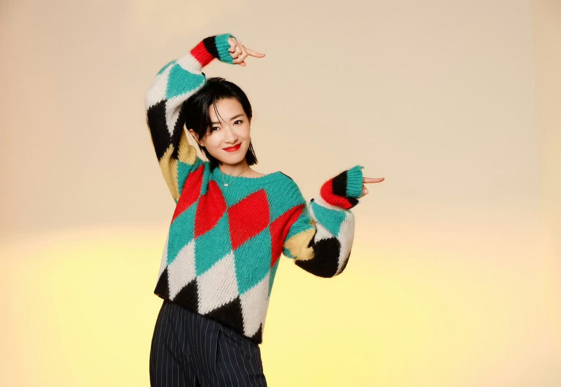 万茜的菱形毛衣很时尚