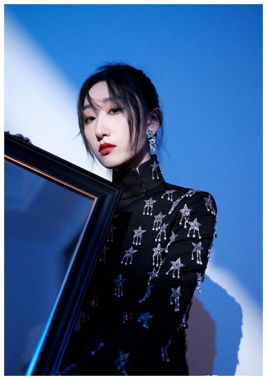 等什么君黑色连衣裙霸气写真