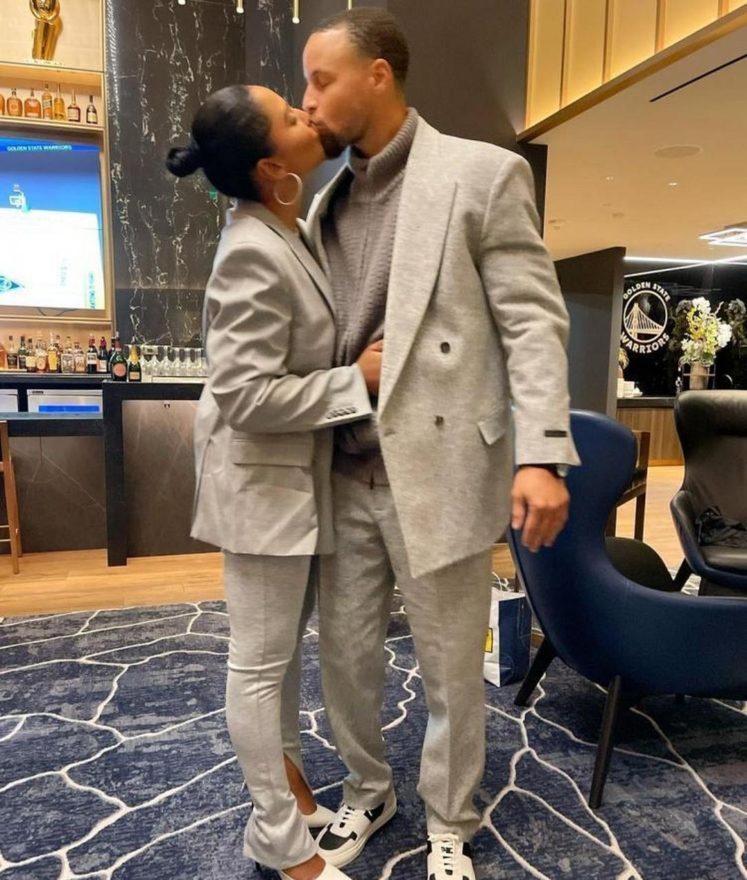 库里和老婆也是真恩爱了.