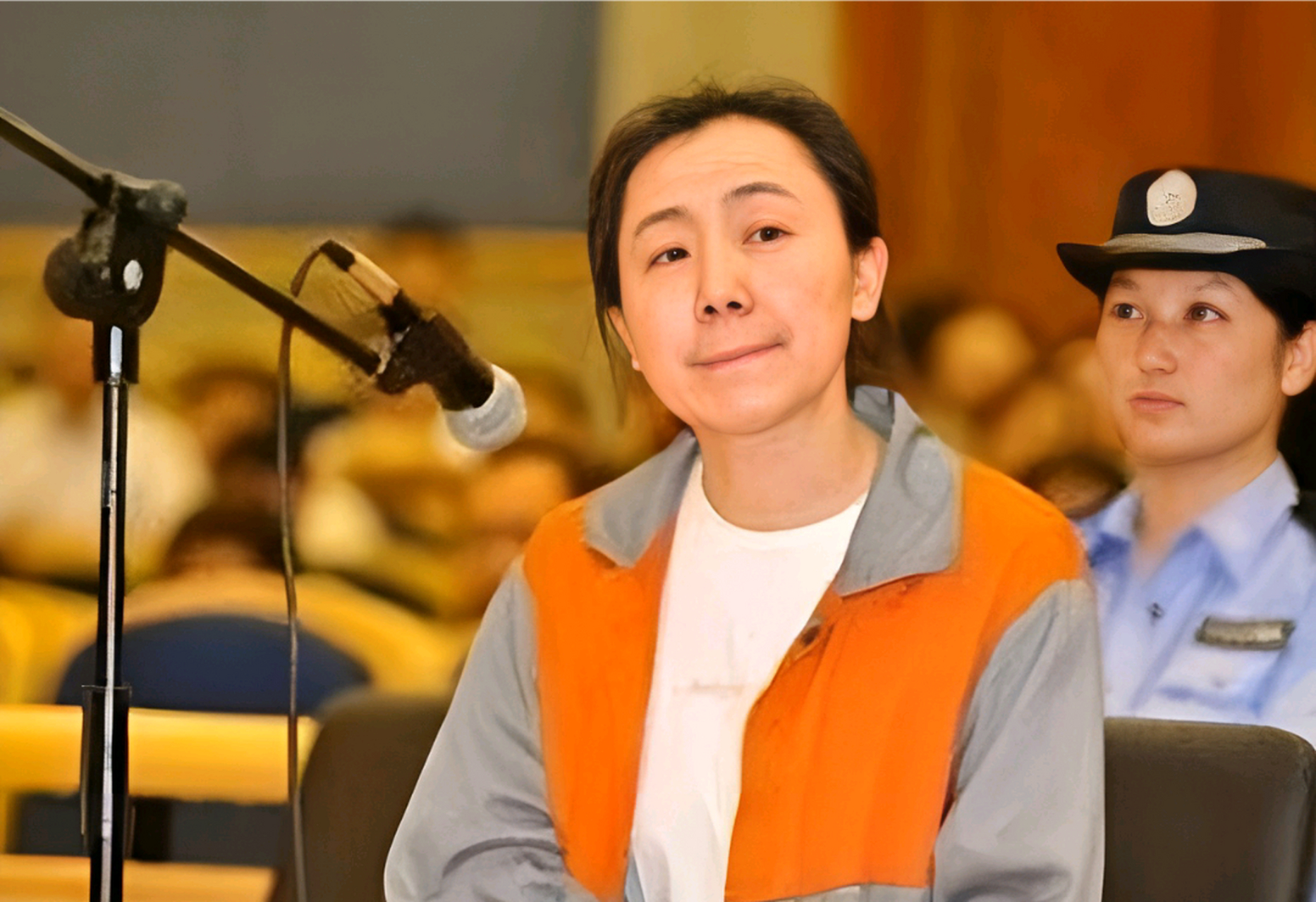 1979年,毕业于高中的罗亚平进入抚顺市城建局工作.