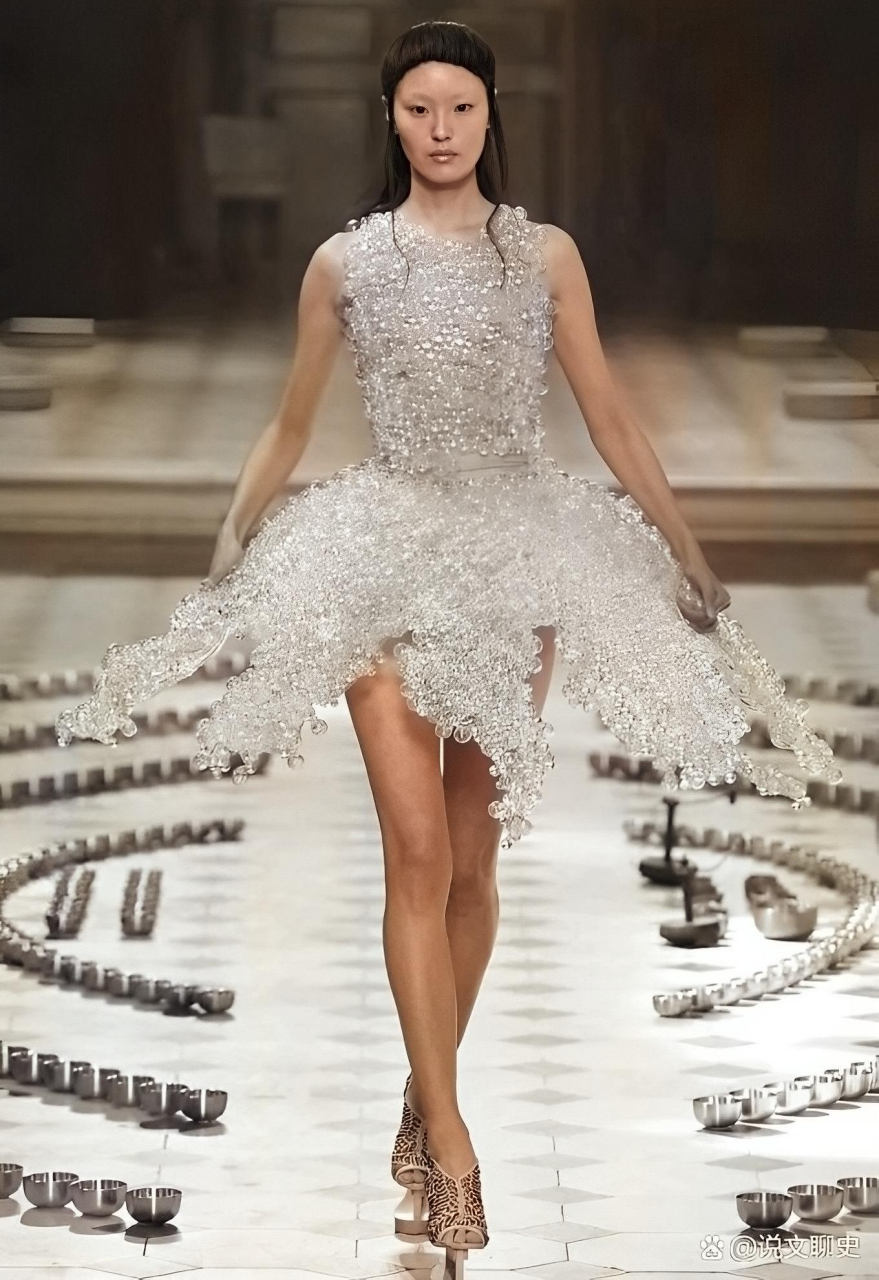 模特儿在t台上裸体走秀.这是多么大胆啊!