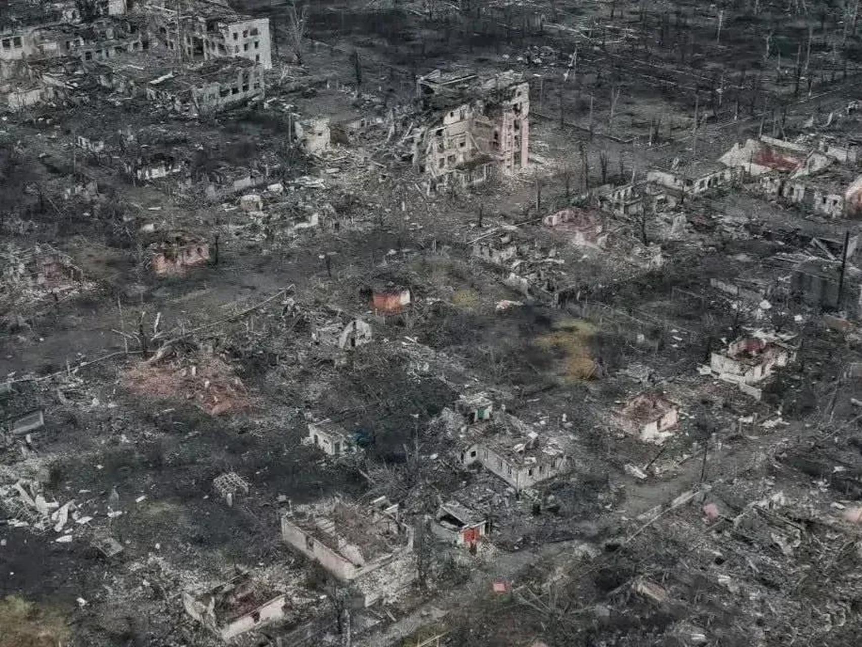 看看战争下的乌克兰,城市成了一片废墟!怎能用一个"惨"字来描述!