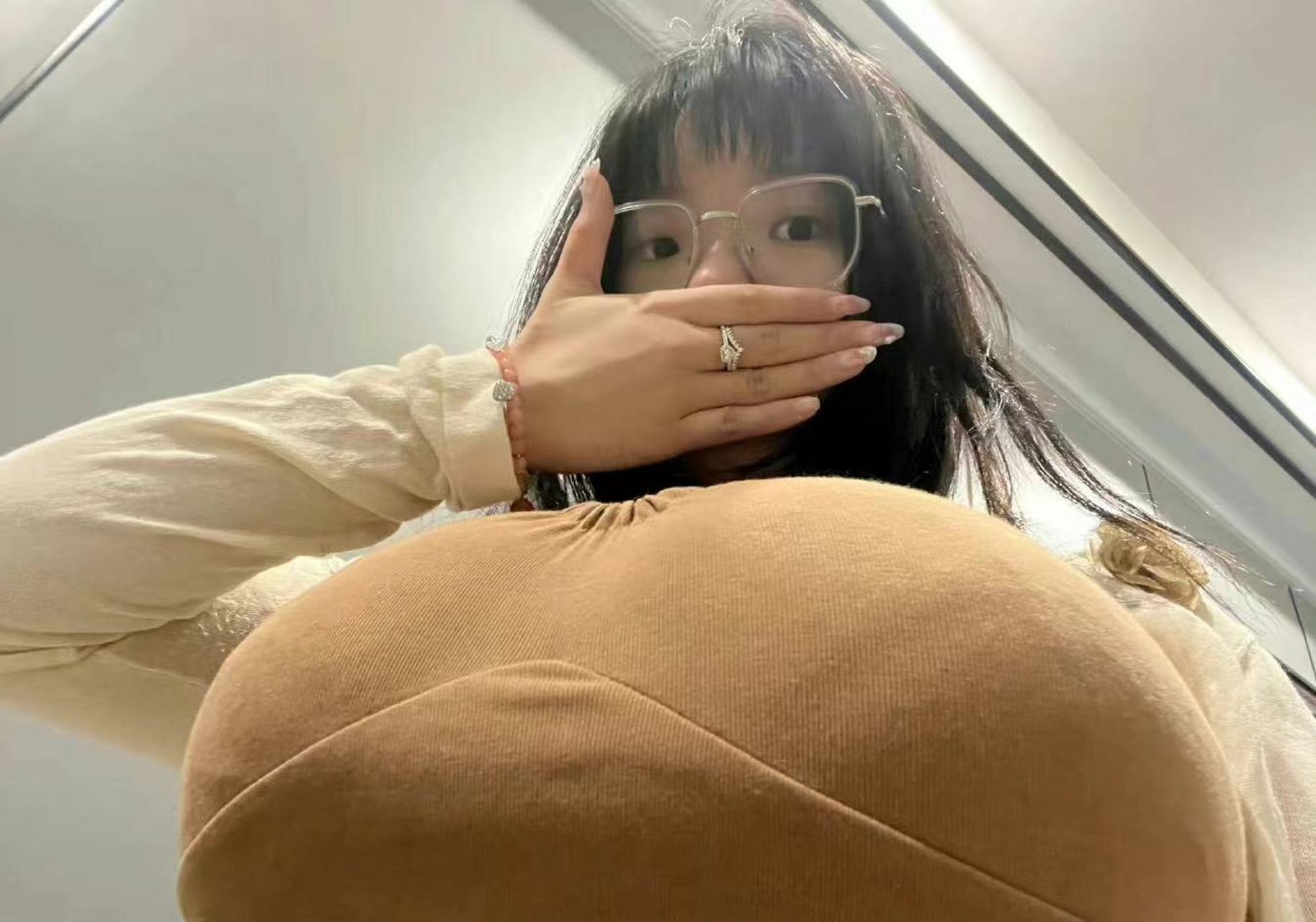 新买的钻戒,大不大?