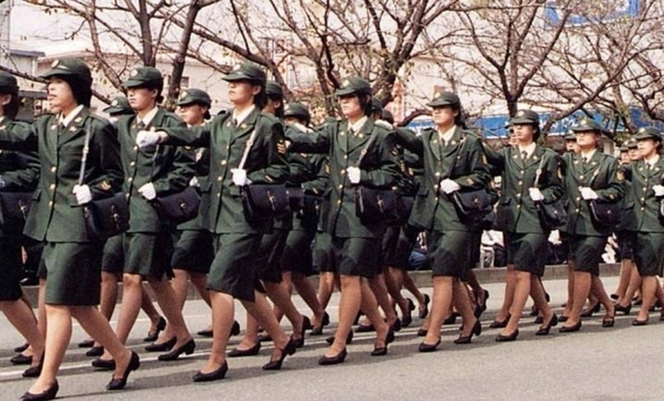 这是日本自卫队女兵在阅兵式上的照片,她们穿上军装看起来英姿飒爽