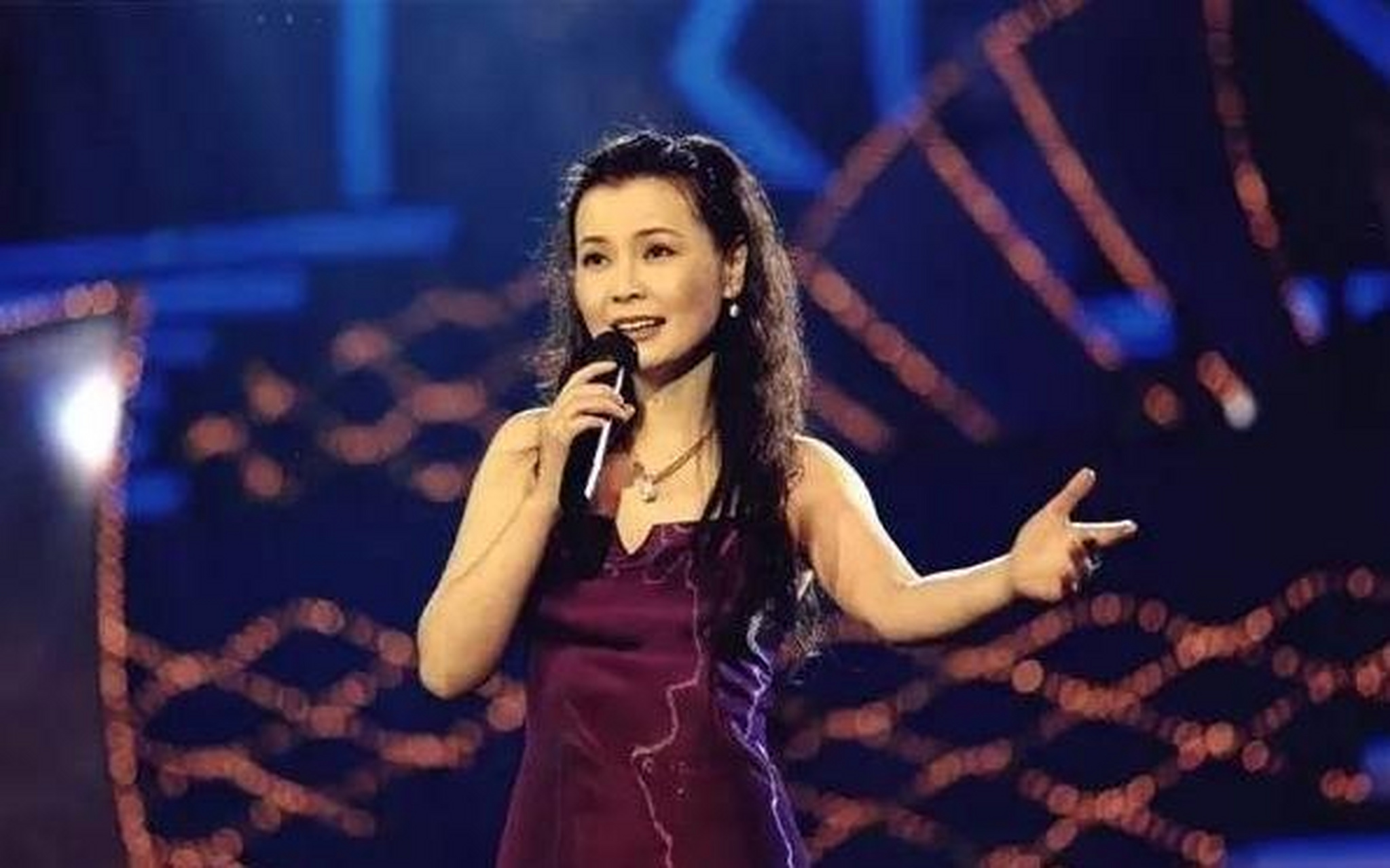 2004年,周冰倩遇到了自己的丈夫,不过她的丈夫身份很神秘,没有人知道