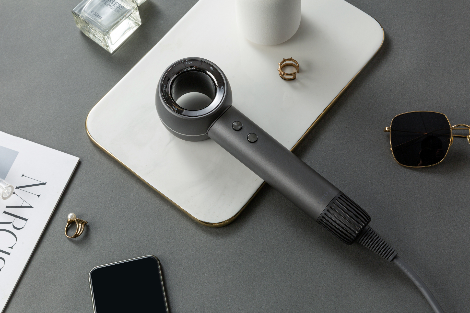 小米高速吹风机h501是小米旗下生态链的产品,它家对产品的外观设计