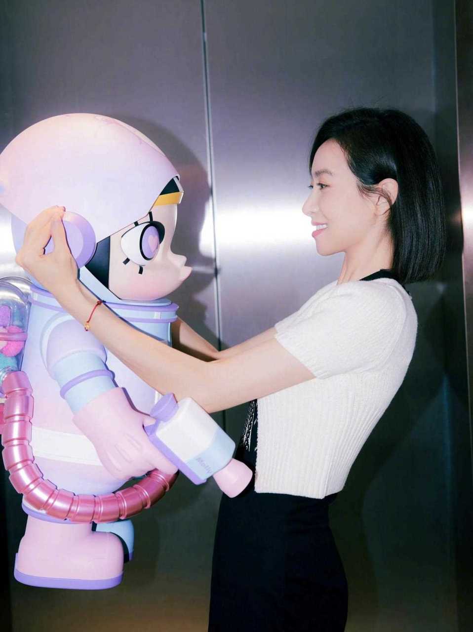 宋茜微博更新 黑色塔罗牌印花无袖连衣裙搭配白色短袖短款针织开衫