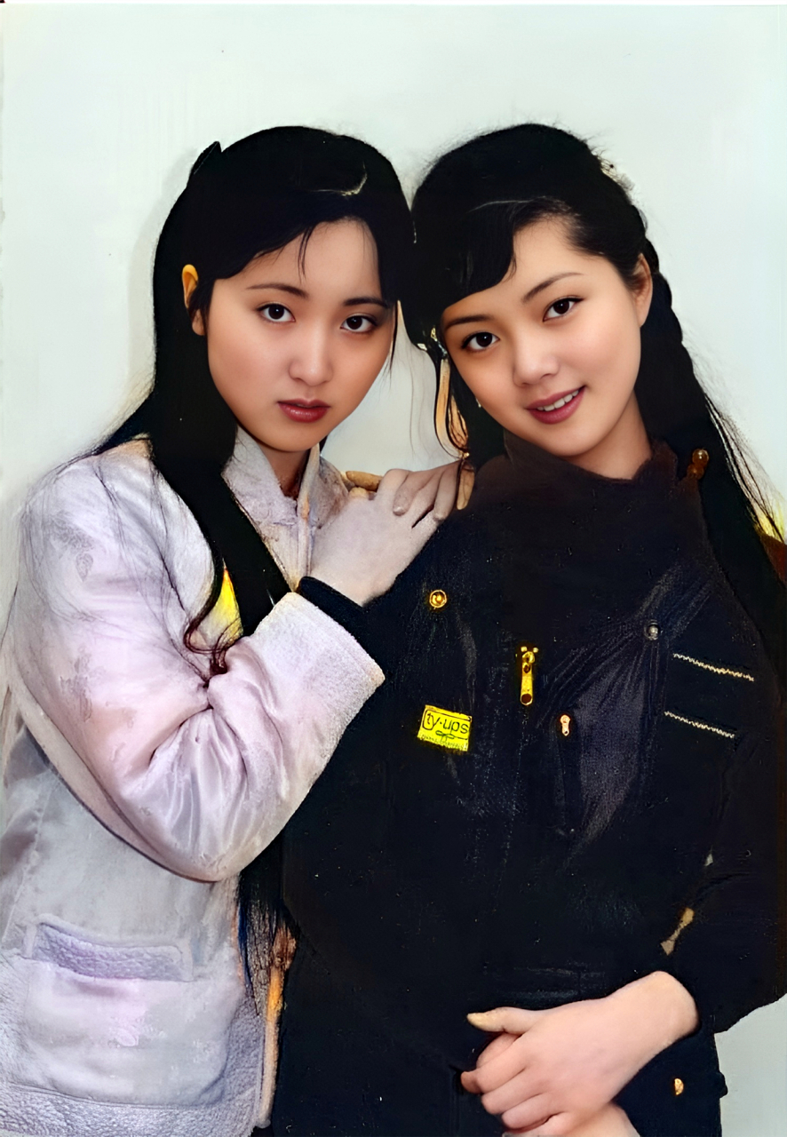 张莉上身穿短袖白衬衣,下身穿白长裤,并将裤子卷到了膝盖处,陈晓旭则