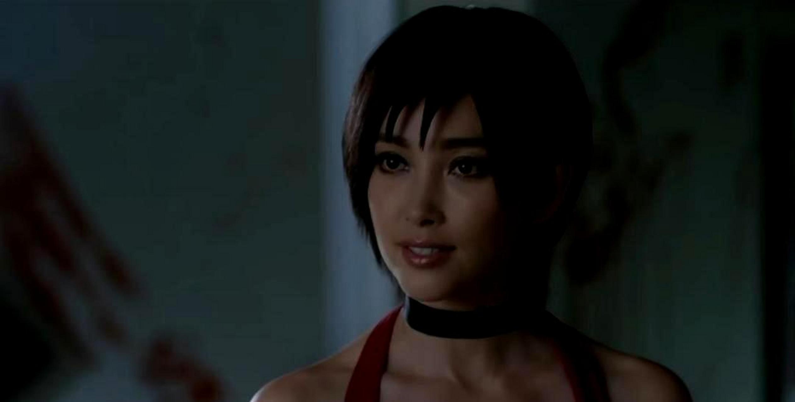 我看到了李冰冰版艾达王,她穿着红色旗袍,神秘的东方面孔让她更加优雅