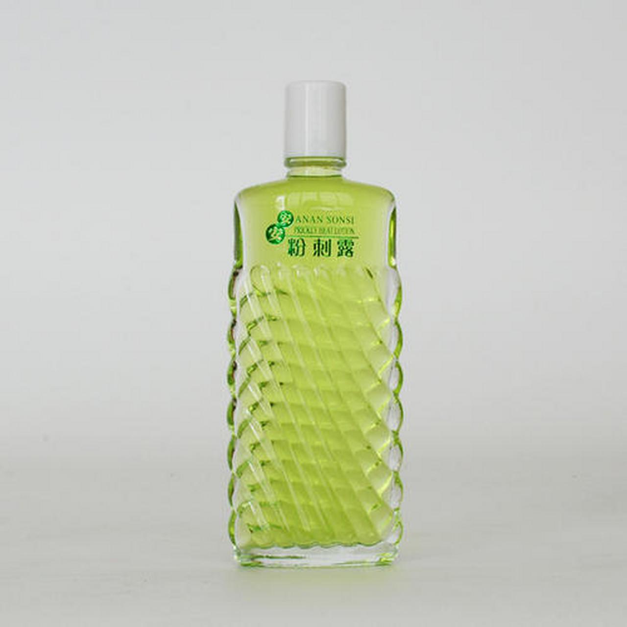 安安纯新粉刺露,产品的外观很简单,像花露水,风油精什么的,绿油油一瓶