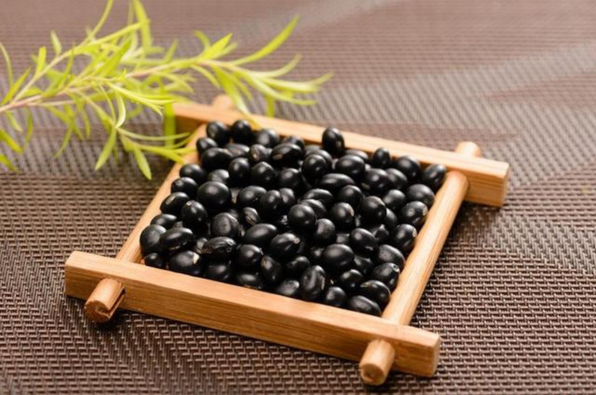 排"毒"食物一览   1.排肾毒——黑豆   2.排肠毒——木耳   3.