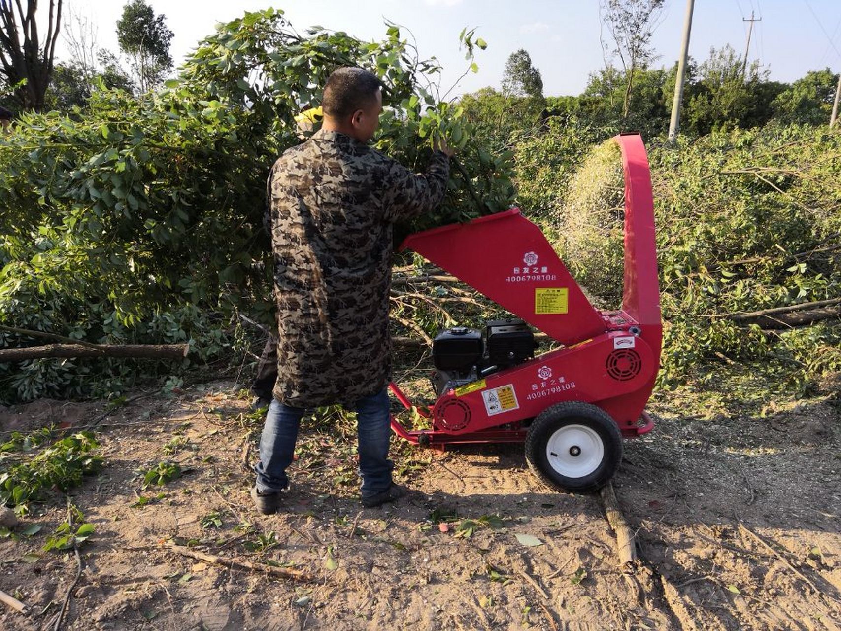 枝条粉碎机是一种专门用于粉碎树枝,树干等木料的专业设备