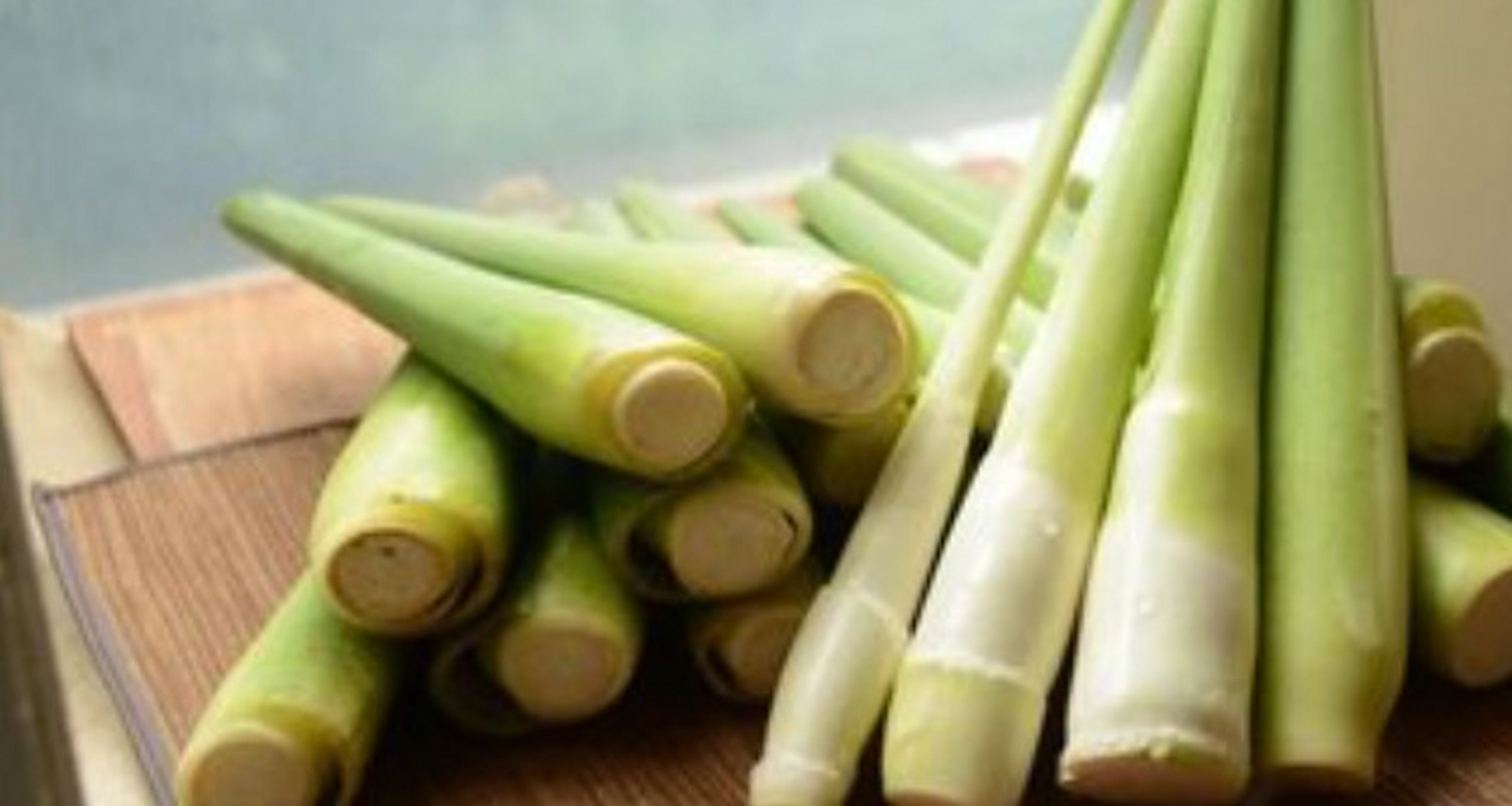 蔬菜茭白是什么?  02茭白是一种根茎类蔬菜,也被称为"水笋"或"菰".