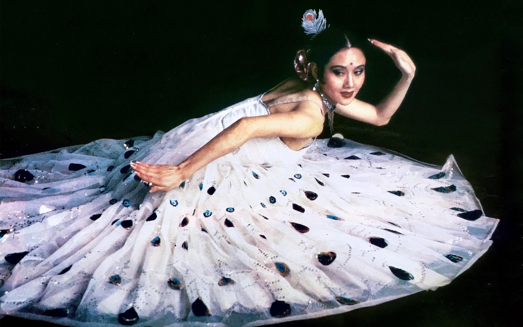 杨丽萍引发讨论,私生活混乱全靠男助理伺候,网友:现