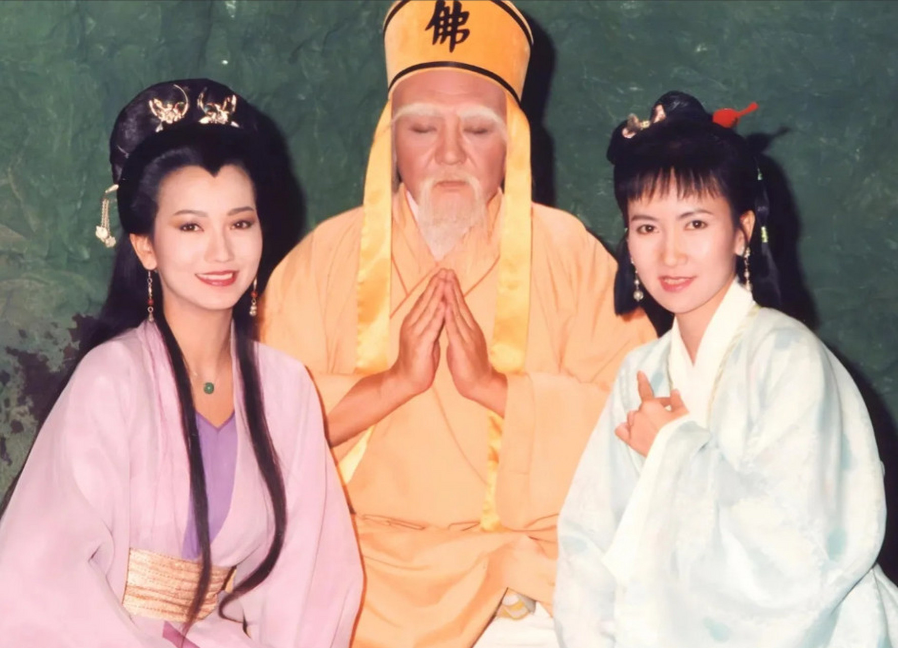 《新白娘子传奇》珍贵幕后照,白娘子,小青,和法海难得温馨的画面.