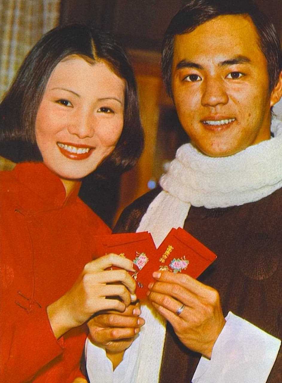 [鸡蛋] [友军] 2月10日上午,老牌演员狄龙在驾驶豪车出行的时候遭遇