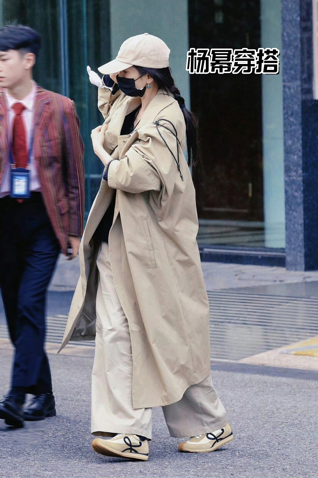 近日,她在厦门机场出发,身穿卡其色大衣搭配流苏包,状态十分出色.