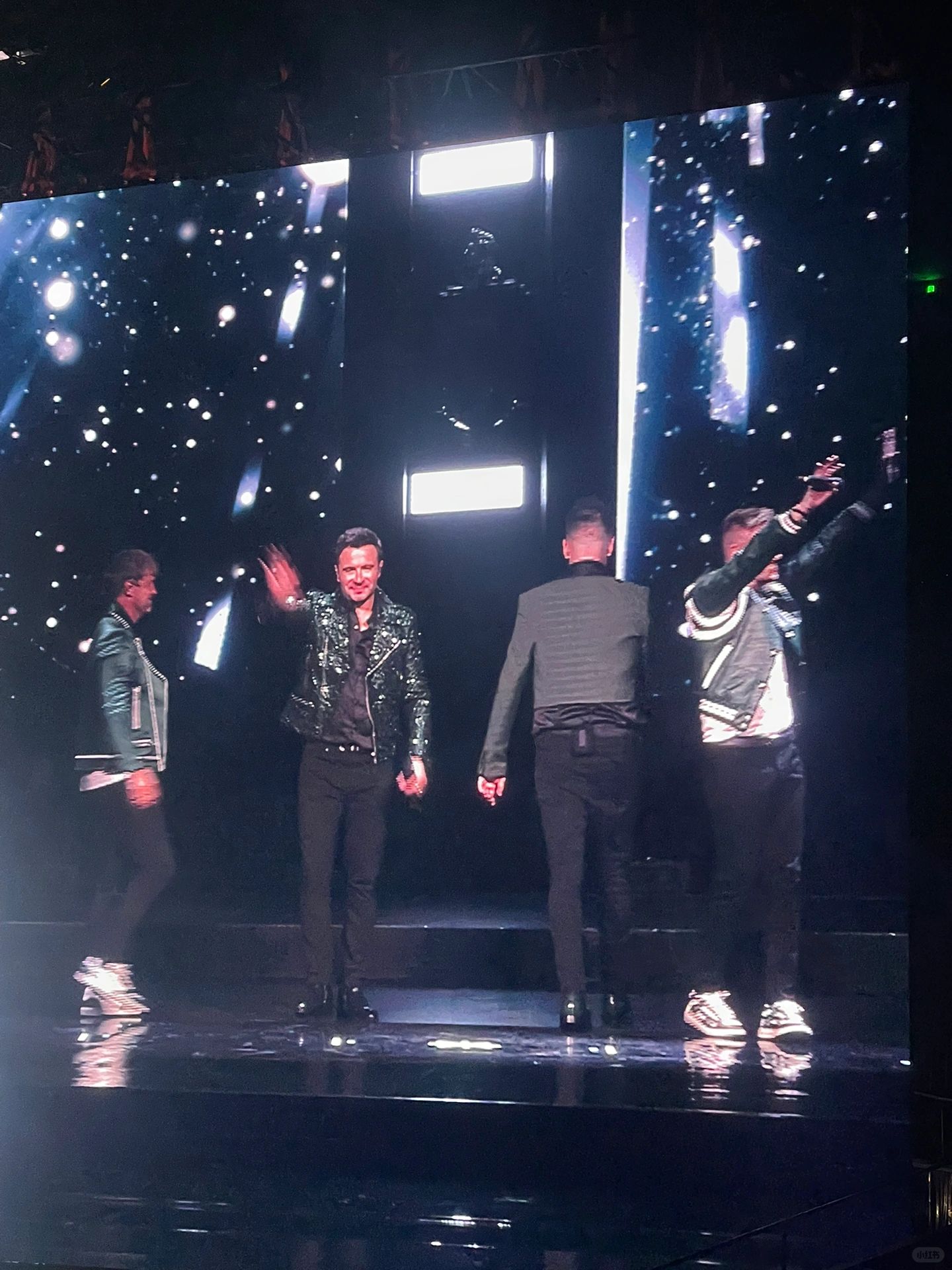 是谁演唱会上的椅子还要自己搬 是westlife