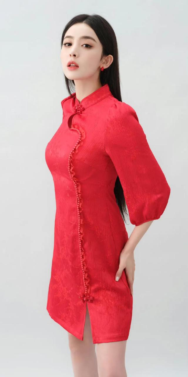 古力娜扎的标准身材,感觉穿什么都好看,这大红装很喜庆很大气.