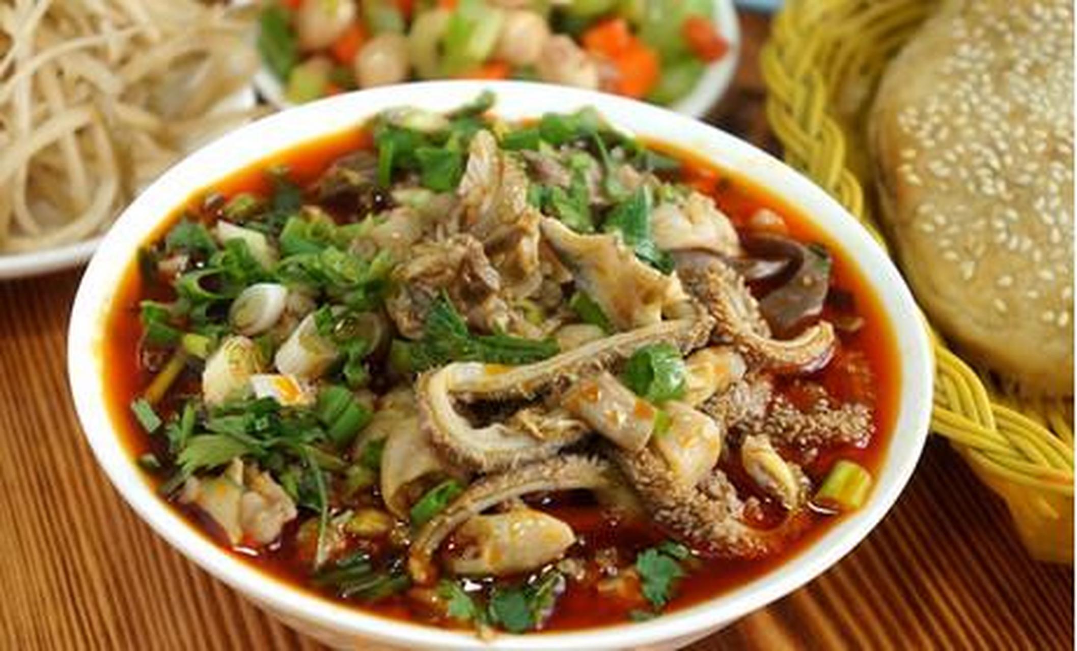 4月放肆吃#烩羊杂碎:烩羊杂碎这道小吃可能有不少朋友都是很难接实哪