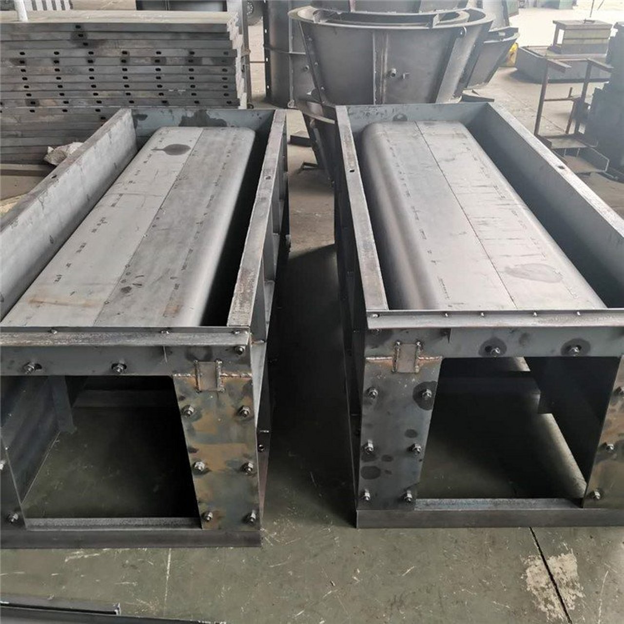 矩形槽模具是多种模具的统称,比如梯形水沟模具,流水槽模具都可以成为