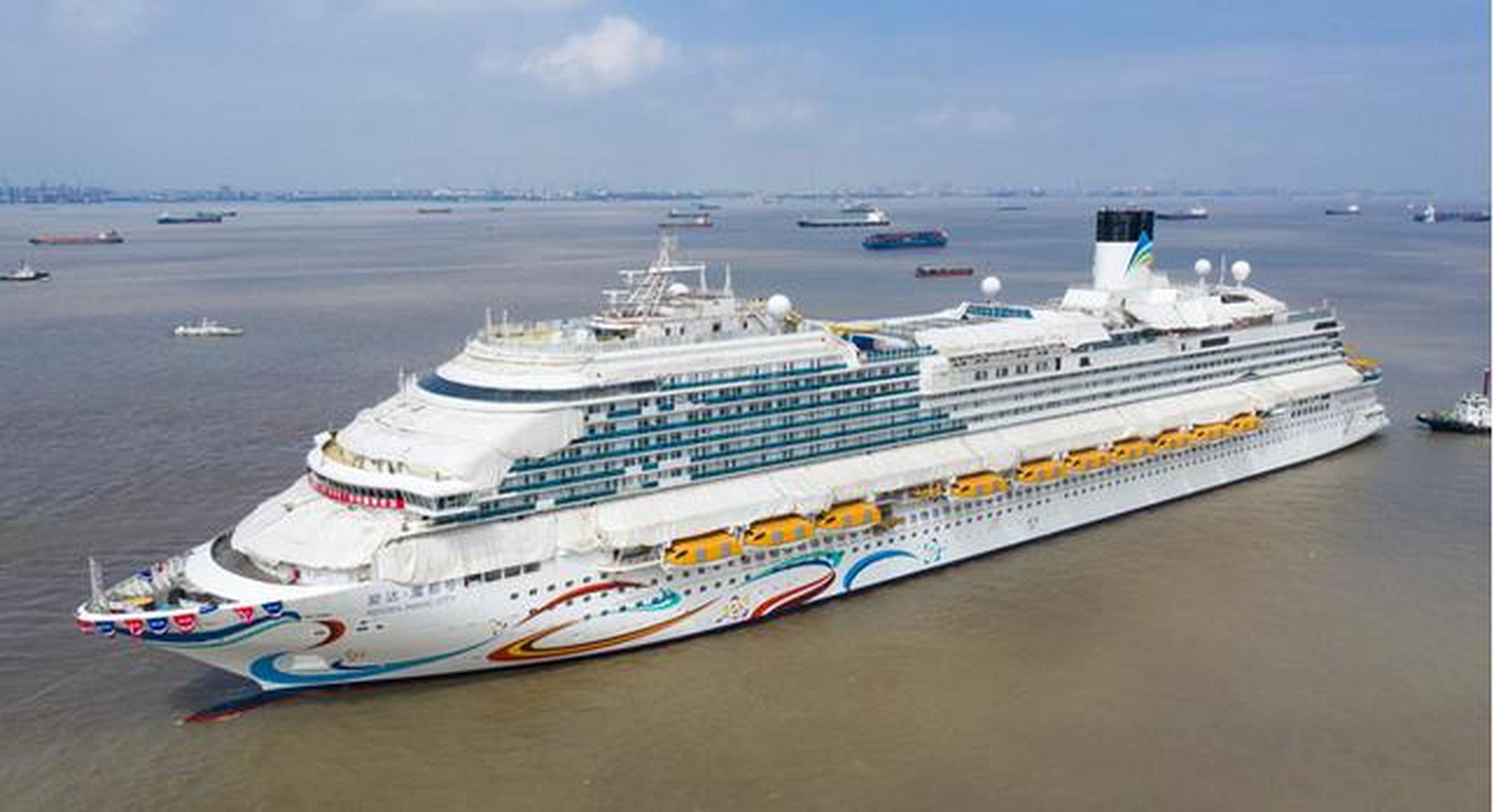 我国首艘国产大型邮轮爱达·魔都号于17日早上解缆离开码头,开始首次