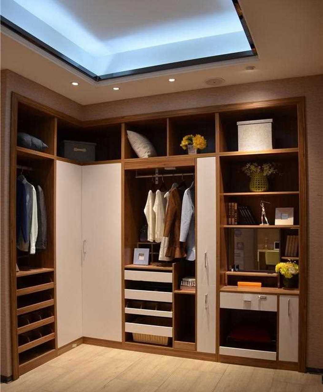 原木风衣帽间装修效果图:原木色系,不需要过多的卧室,便用一间卧室