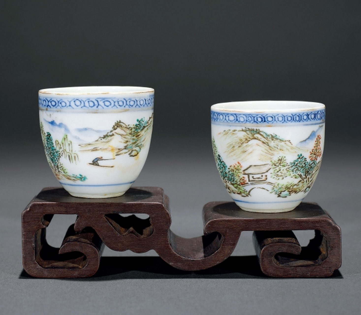 广东崇正2023春拍精品推荐:民国 汪友棠款浅绛彩山水纹杯一对(带座)