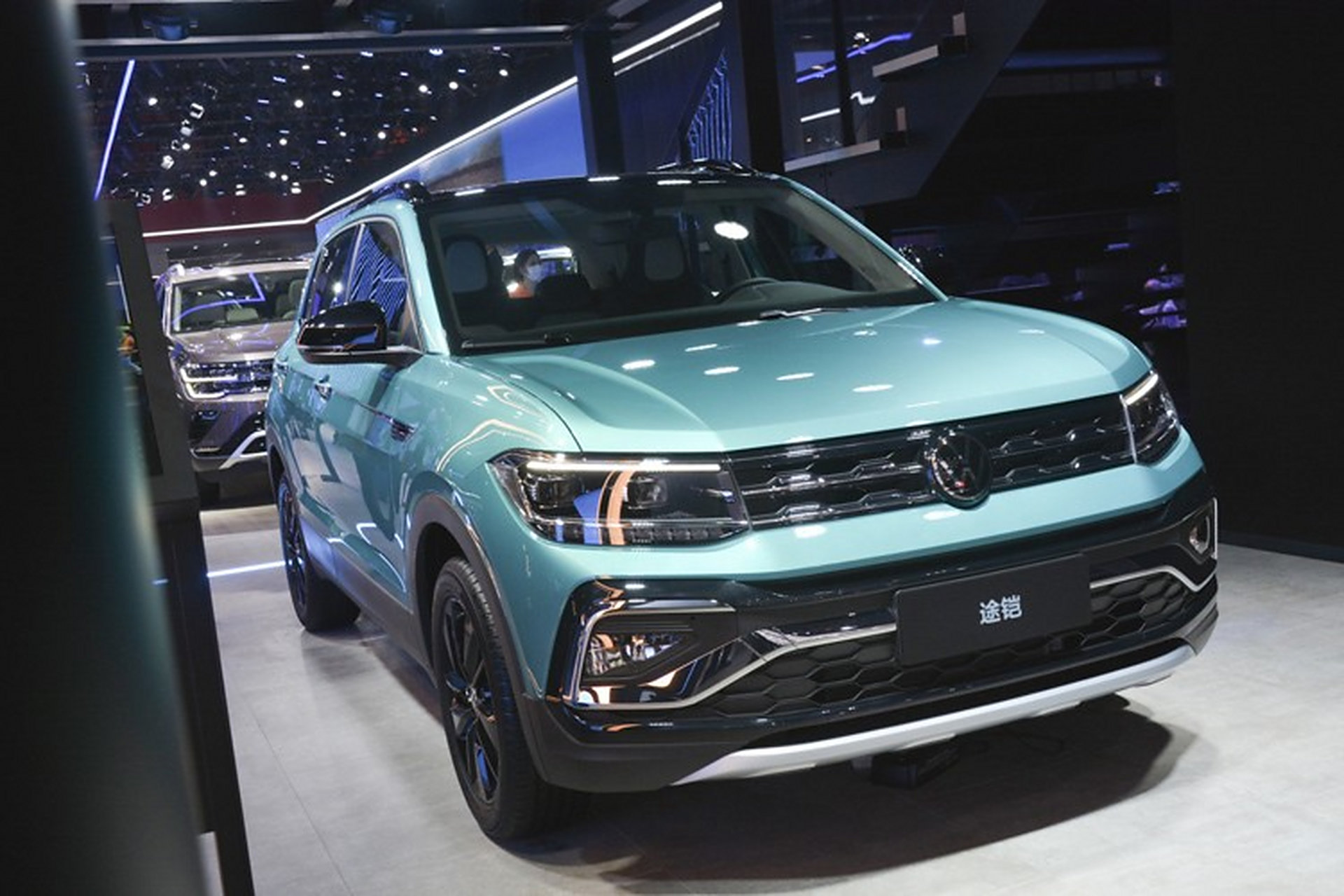 日前,上汽大众途铠300tsi车型正式上市,新车依旧是小型suv的定位,内外