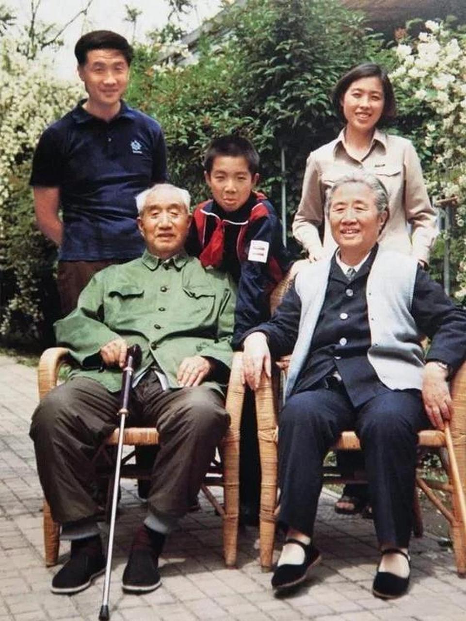 徐向前元帅和妻子黄杰以及长子一家人留下了一张合影.