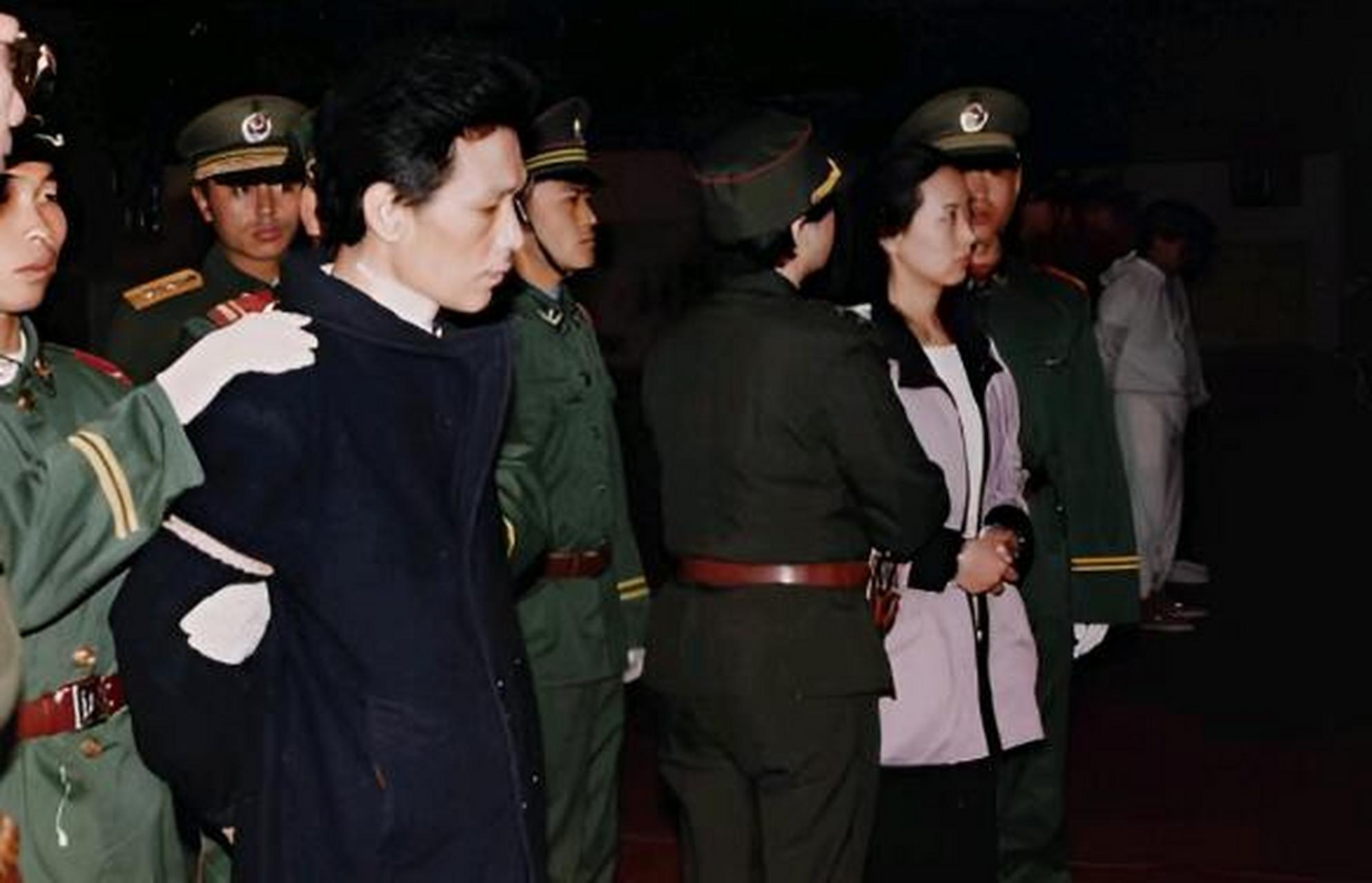 1995年,王建业和史燕青正在深圳体育馆参加公开审判.