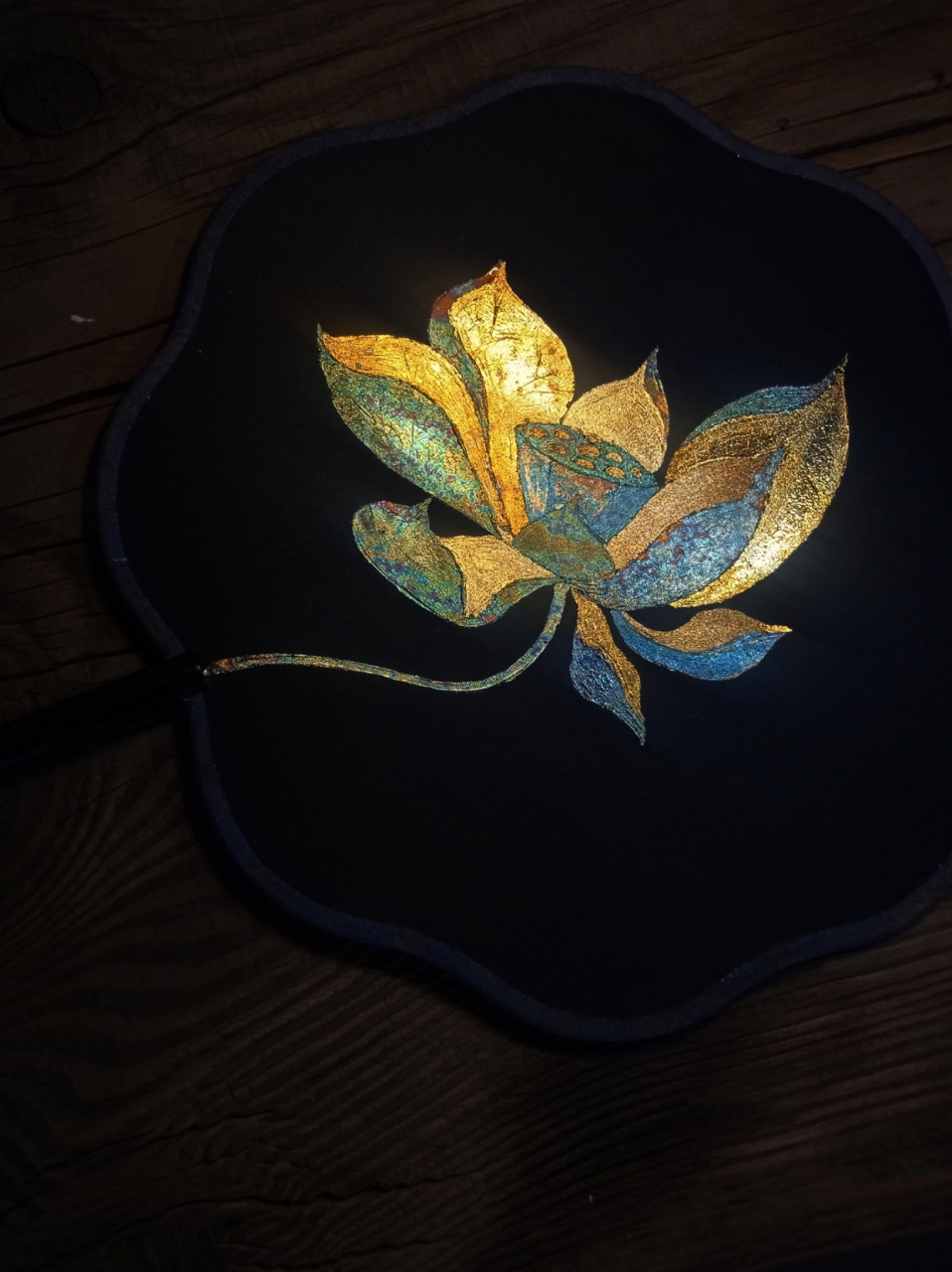 金箔烧荷花团扇