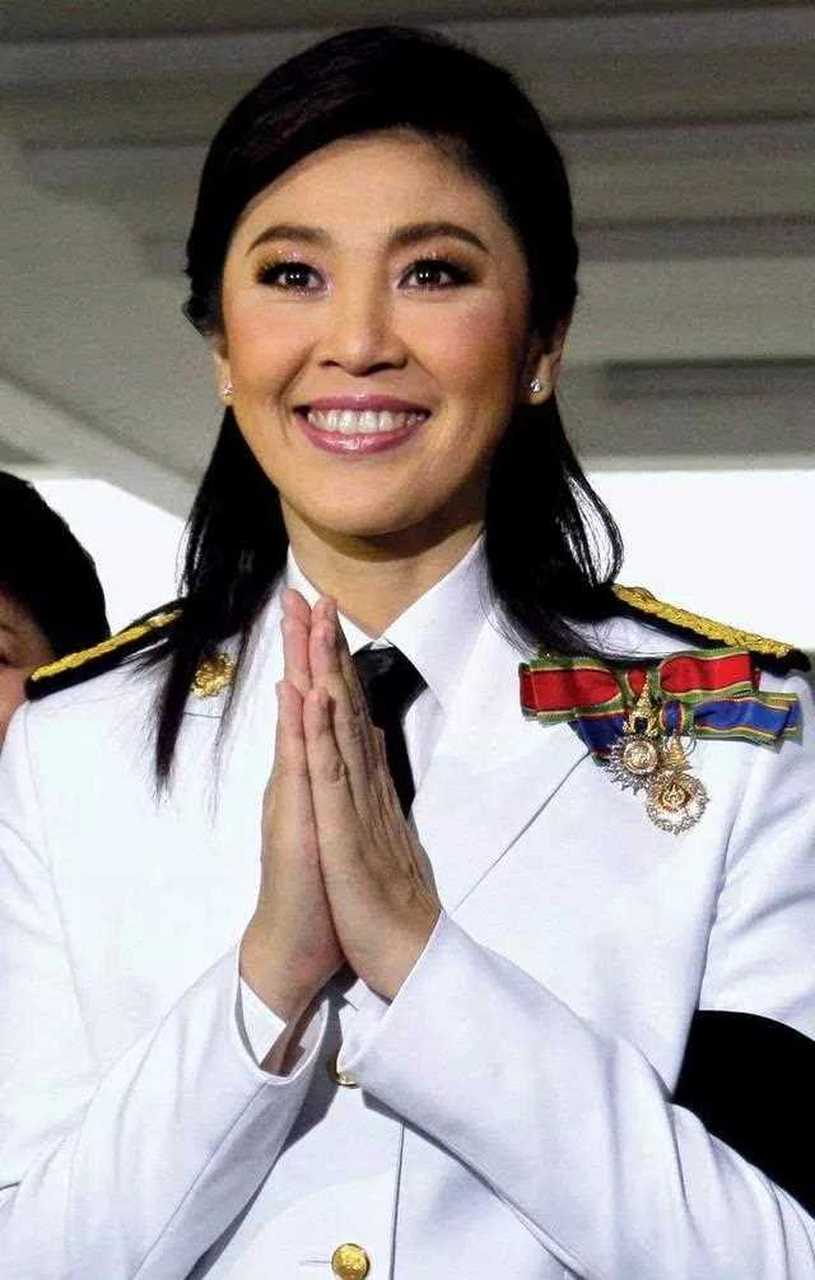 英拉时尚美照,身穿军装的她英姿飒爽,笑容甜美,很多人都被她的颜值