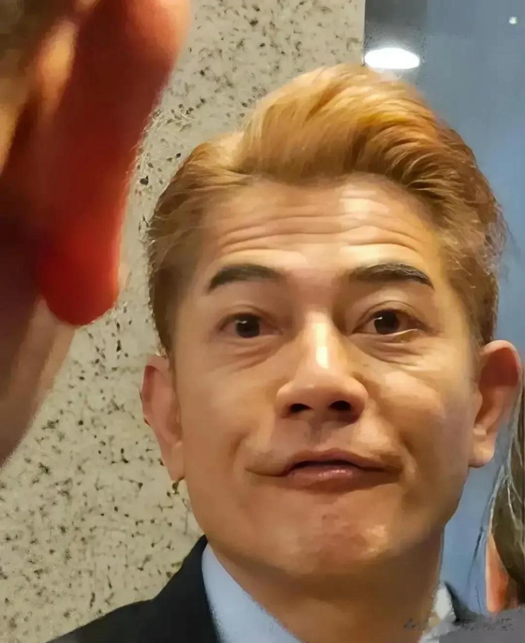 天啊,原来真实的郭富城脸上已经皱纹横生了,看起来老态尽显!