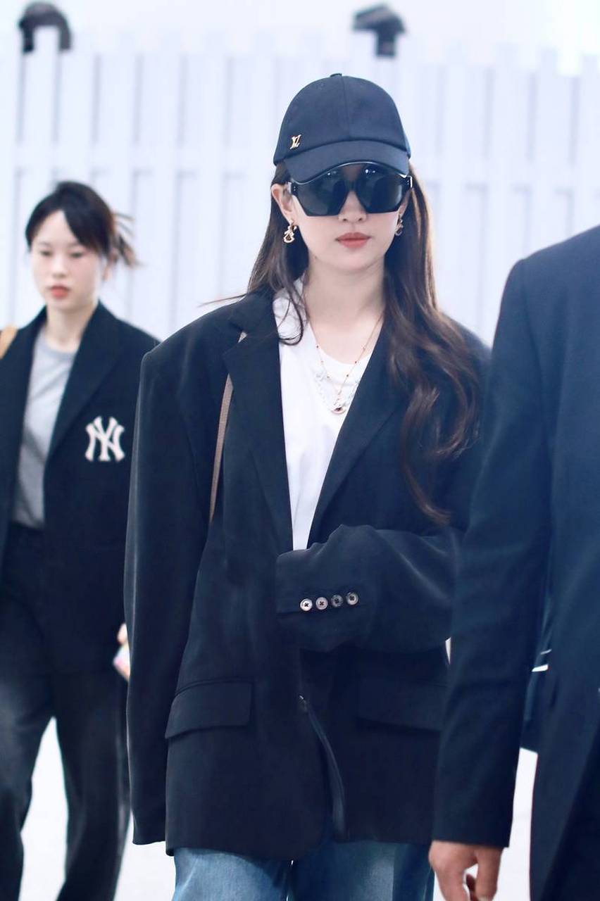 刘亦菲廓形西装软软的好温柔 六边形墨镜显英气