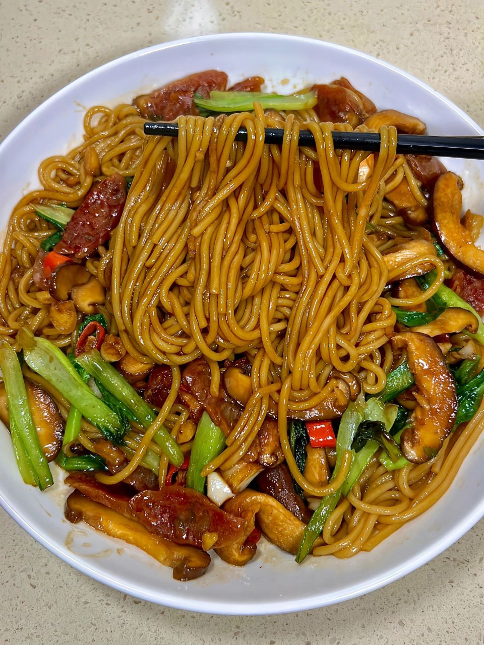 今天分享的这碗青菜腊肠炒粉,是我最近的心头爱!