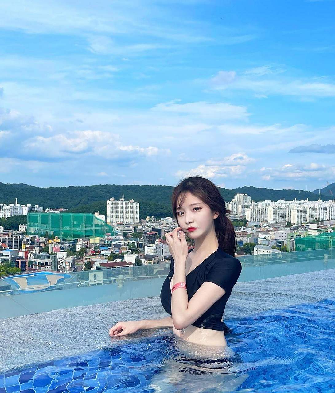 甜甜的青春女生穿上泳装,肉嘟嘟的身材看着有点小性感