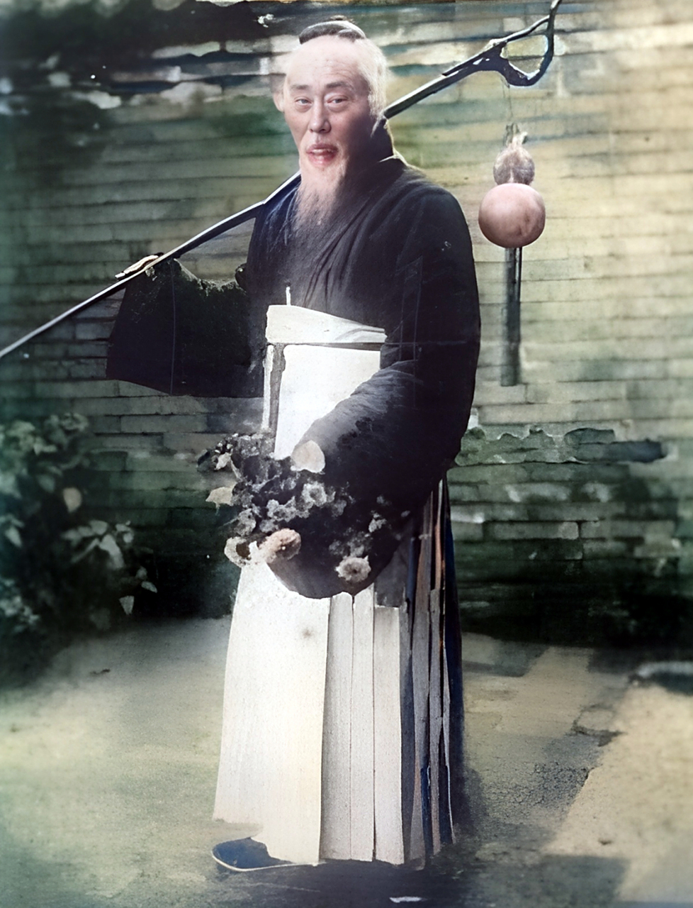 这位肩挑葫芦,手持花篮,慈眉善目的白胡子道士正是沈阳太清宫第二十代