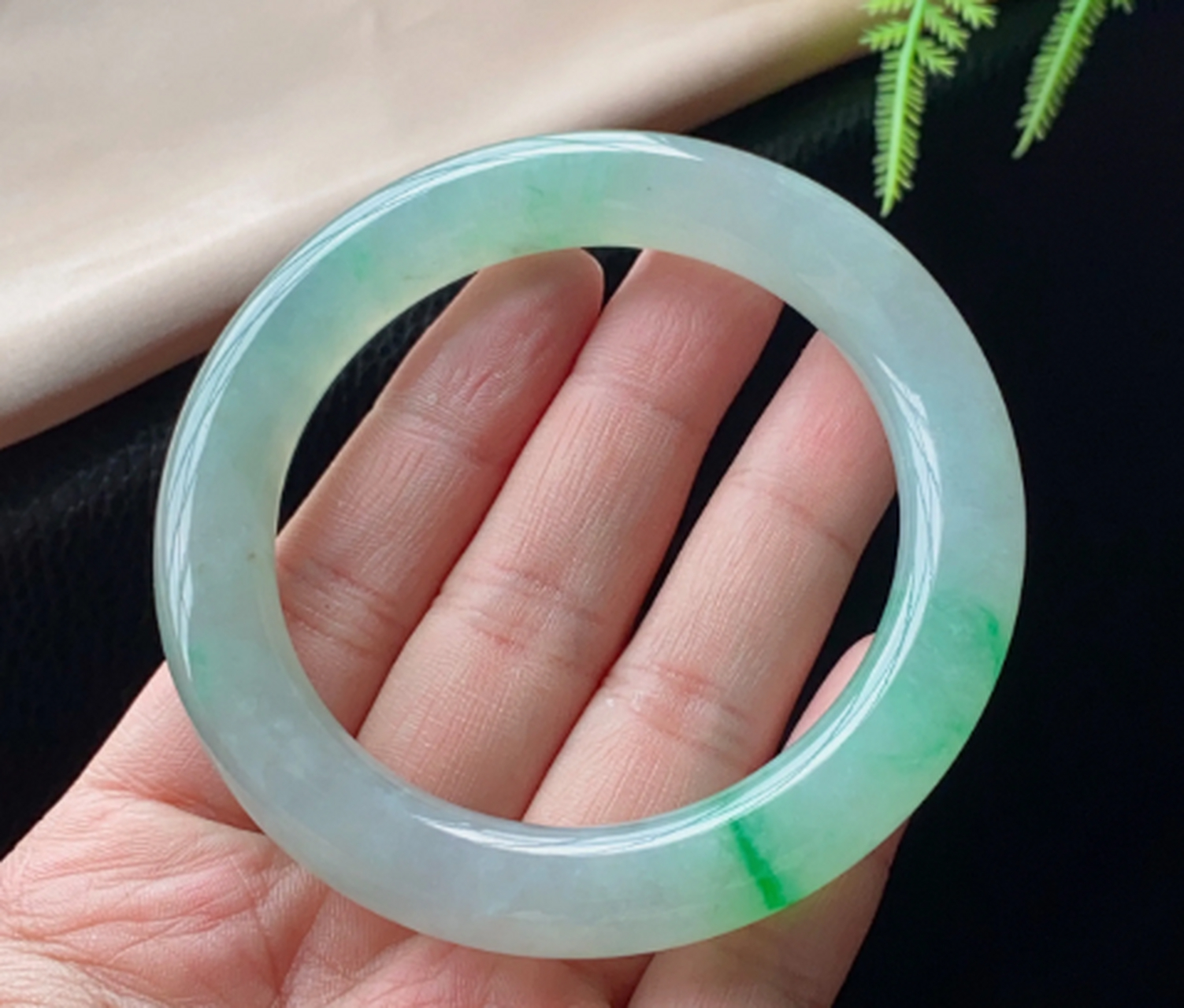 点击头像看直播##翡翠#冰飘绿翡翠手镯,整圈种水非常好,种水一致蓖父