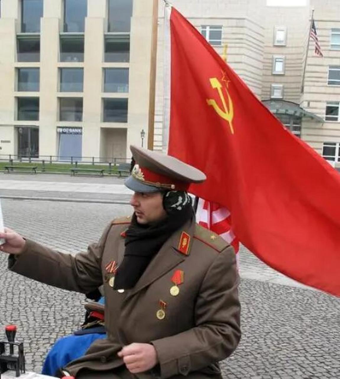 男孩举着苏联国旗照片图片