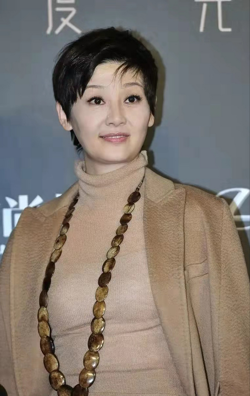 徐帆状态太好了,超短发参加活动,一身卡其色和驼色搭配,太有秋冬季节