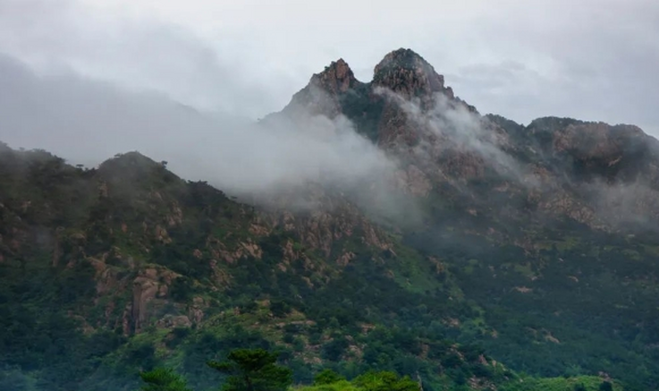 兔耳山 位于秦皇岛市抚宁区西南部,昌卢抚三县区交界浅山区地带,面积