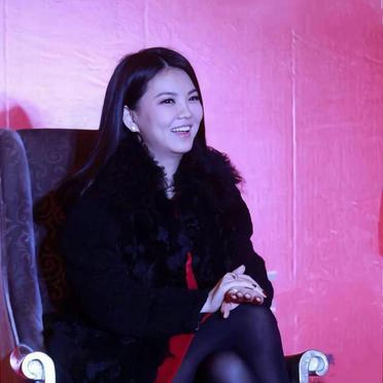 女主持人李湘,黑丝袜的穿搭.