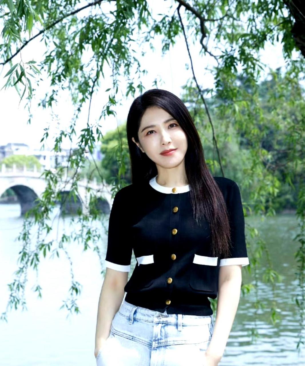 曾黎穿着短袖和牛仔裤,清新休闲地逛中山公园,状态非