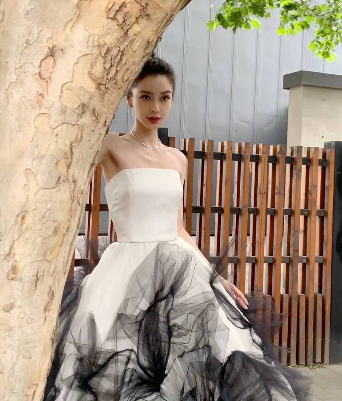 angelababy白色抹胸裙写真,大秀美背气质优雅!