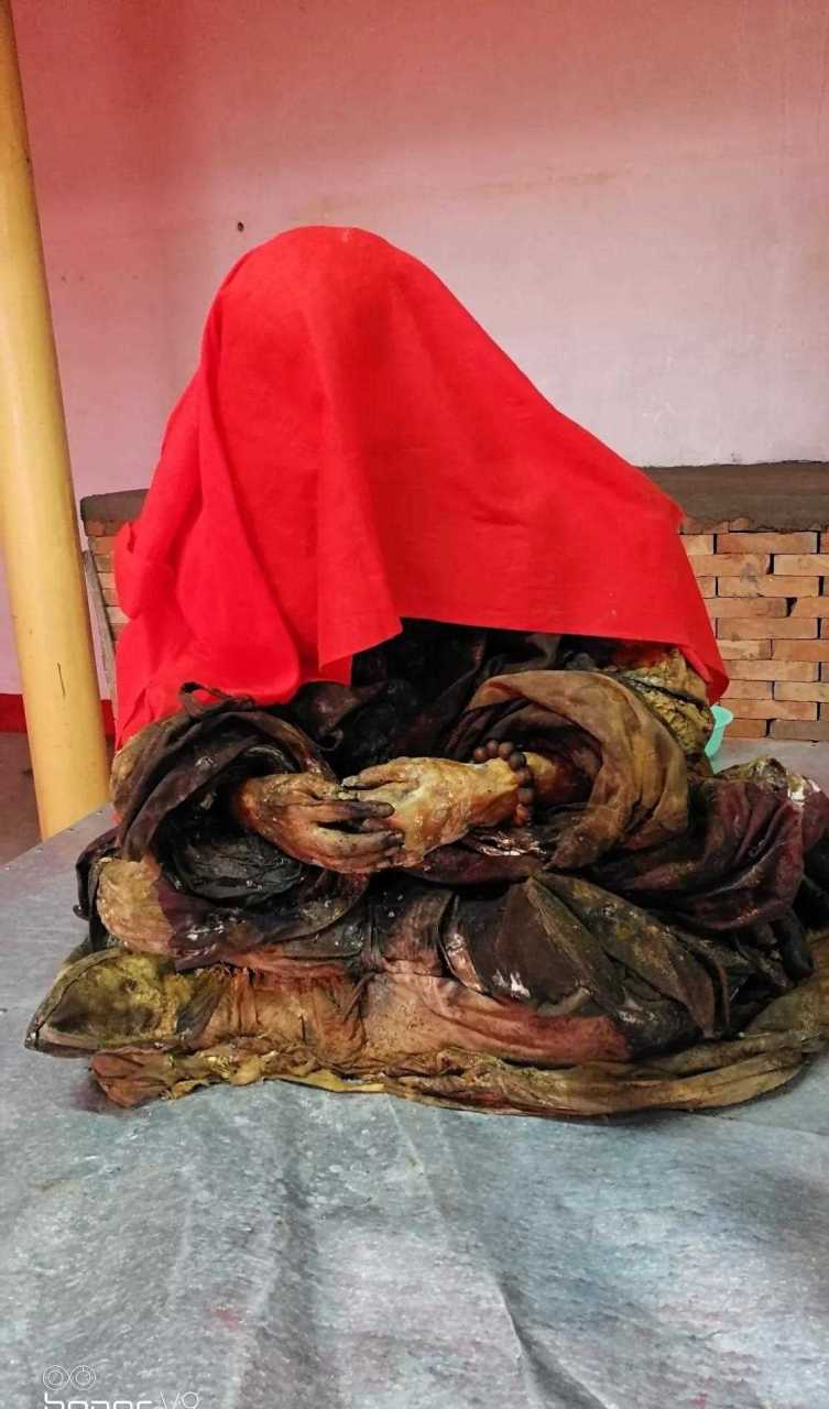 今日(农历初六)五台山七佛寺主持比丘尼,上正下提法师坐缸已满三年.