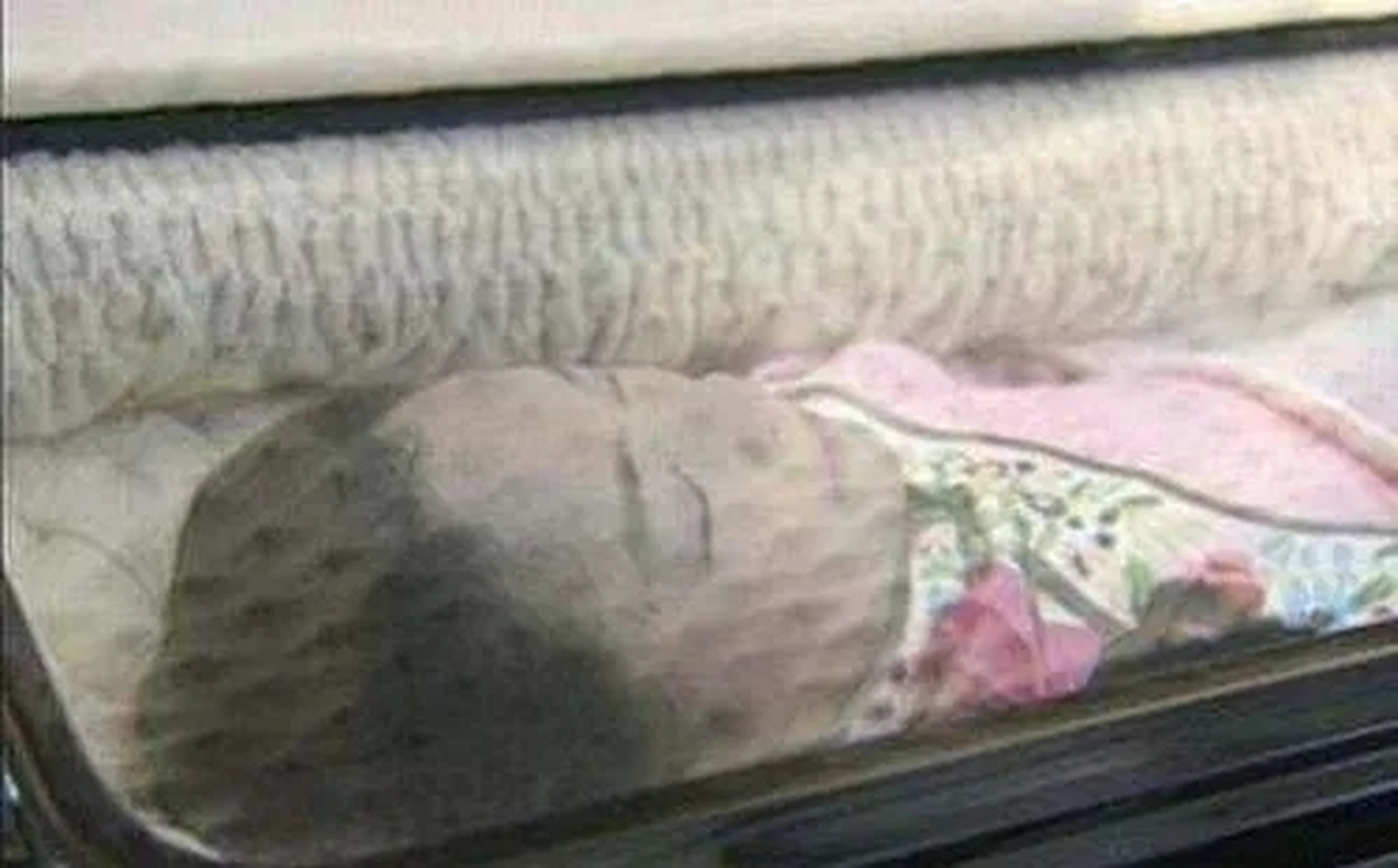 1995年,邓丽君病逝后,一张罕见的遗容,照片中的她穿着一件粉红色寿衣